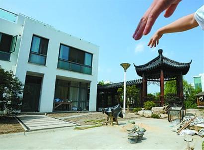 亭台、连廊……徐汇区漓江山水花园小区私搭成风