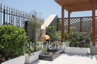 使用了自动调湿集成种植箱的住宅区屋顶花园