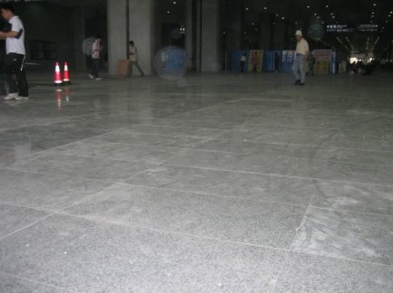 图为高铁南京南站部分地砖敲碎后重新铺设竣工。