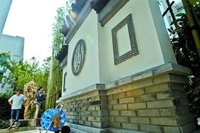 私建高墙立在门前