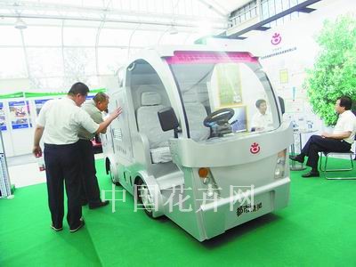 观众在展场参观该喷雾车