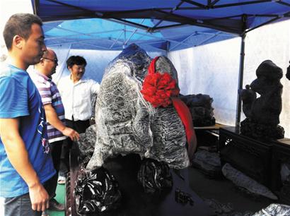 中国赏石展青岛区吸引众多赏石爱好者(图)