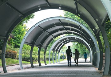上海人民公园建长廊 遮阳挡雨添新景(图)