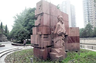 成都：李白杜甫雕塑“现身”锦江边