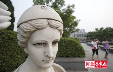 “美女”雕塑被画眼线