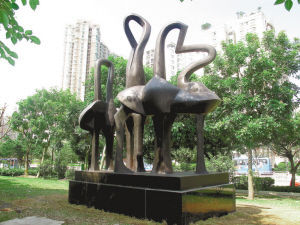 雕塑《晨歌》，位于金田路与龙秋一街交汇处