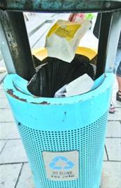 吴江路分类垃圾桶，丢入垃圾后“殊途同归”。