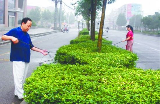 每天偕妻晨练捡垃圾 城管副局长被称“街净哥”