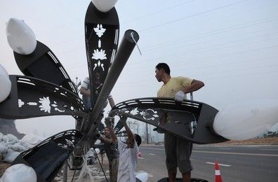 南充：府荆府大道实施安装高杆景观灯