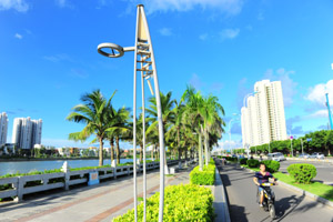 海口海甸溪南岸近百盏景观灯“瞎眼”