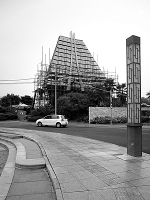 柳州：沿江路“金帆”雕塑初绽光芒(图)
