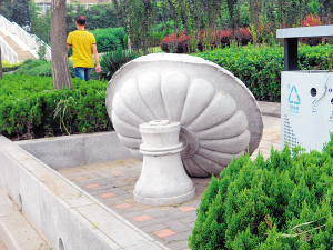 天津南开区：景观花盆损毁谁来扶(图)