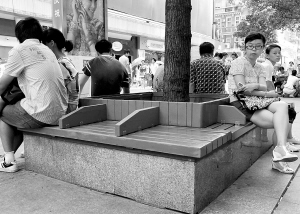 武汉：江汉路步行街上的长凳升级（图）
