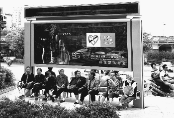 新型休憩座椅亮相南充桥头小广场