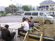天津滨海新区游客破坏花坛围栏 工人屡屡返工