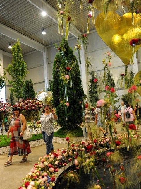 游客从鲜花水池布景旁走过