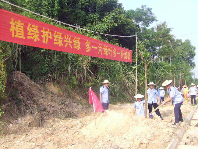  9月1日，我市在海南东坡学校至工业大道之间的先锋西路开展全民义务植树活动