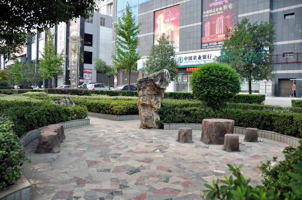 娄底市湘中大道园林设施修缮一新