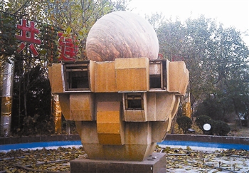 天津一公园内喷泉景观出现损坏现象