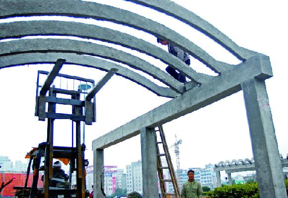 金华：火车站前广场新建休闲凉亭