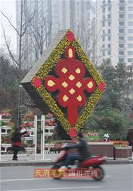 成都：植物雕塑“空降”城区 营造喜庆氛围