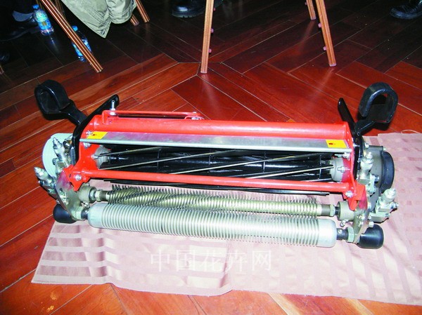 梳理刀通过滚刀带动垂直刀片进行工作