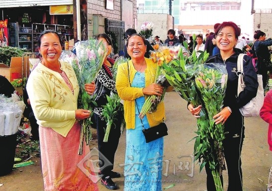 游客最爱昆明鲜花 黄金周斗南花市很火爆 