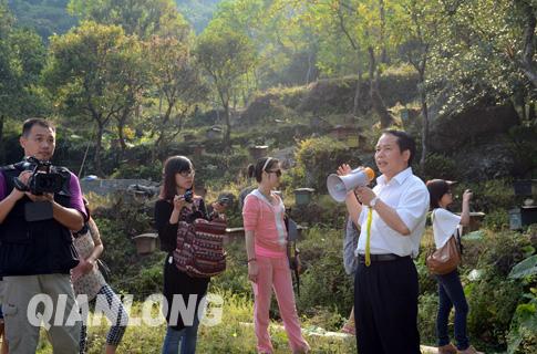 浦北县委副书记、县长申汉烈在介绍五皇山风景区红椎林下养蜂的相关情况