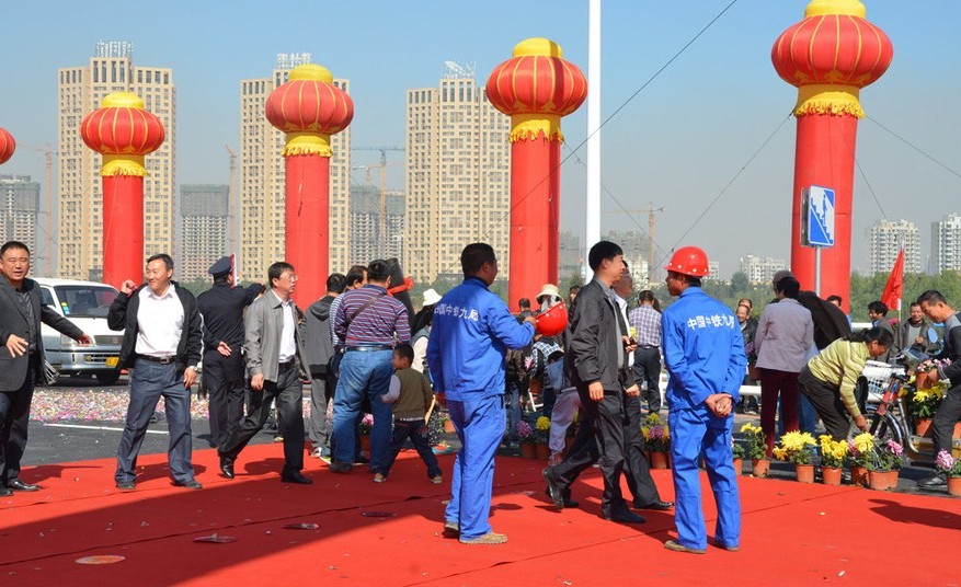 辽宁：沈阳南阳湖大桥几千盆景观花被“顺”走