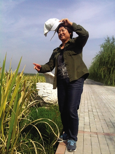 济宁北湖人工湿地的杨同梅酷爱研究荷花，被同事们称为“荷花仙子”