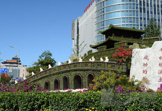 北京西客站南广场路口“卢沟盛景”花坛