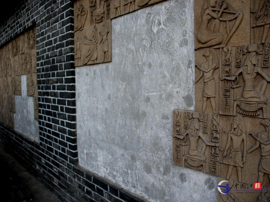 南京中央路一处浮雕破损严重有碍观瞻