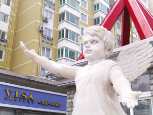 天津富裕广场“天使”雕塑遭断指(图)