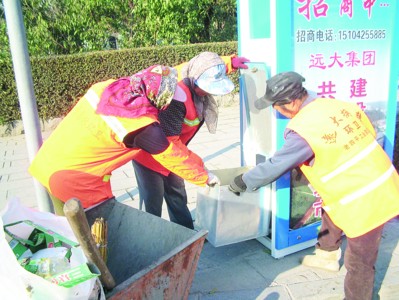 辽宁昌图街头安装新型分类垃圾箱