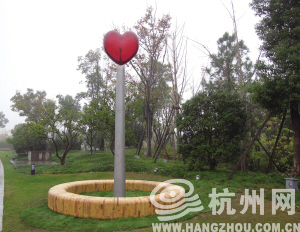 这个名为《I love you》的作品由简单的木椅和心形的玻璃灯组成，只要坐在椅子上，让椅子感受到温度和爱，心形的灯就会亮起。