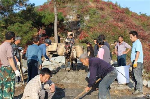 工程队修建观景台实体