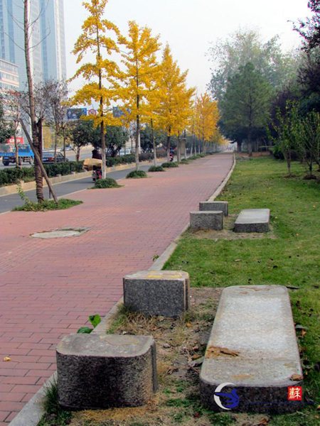 南京龙蟠路多条大理石凳被破坏。