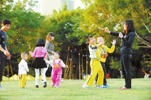 南宁市民在南湖公园休闲娱乐