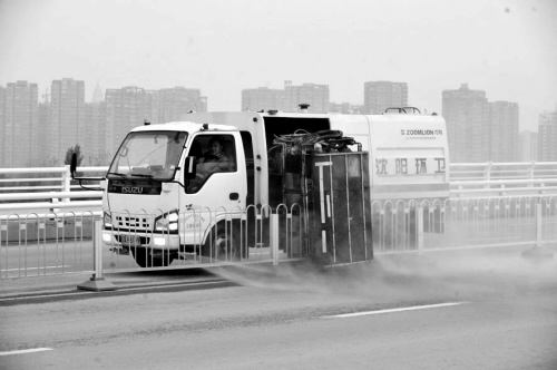 沈阳：护栏清洗车对沿街护栏进行清洗（图）
