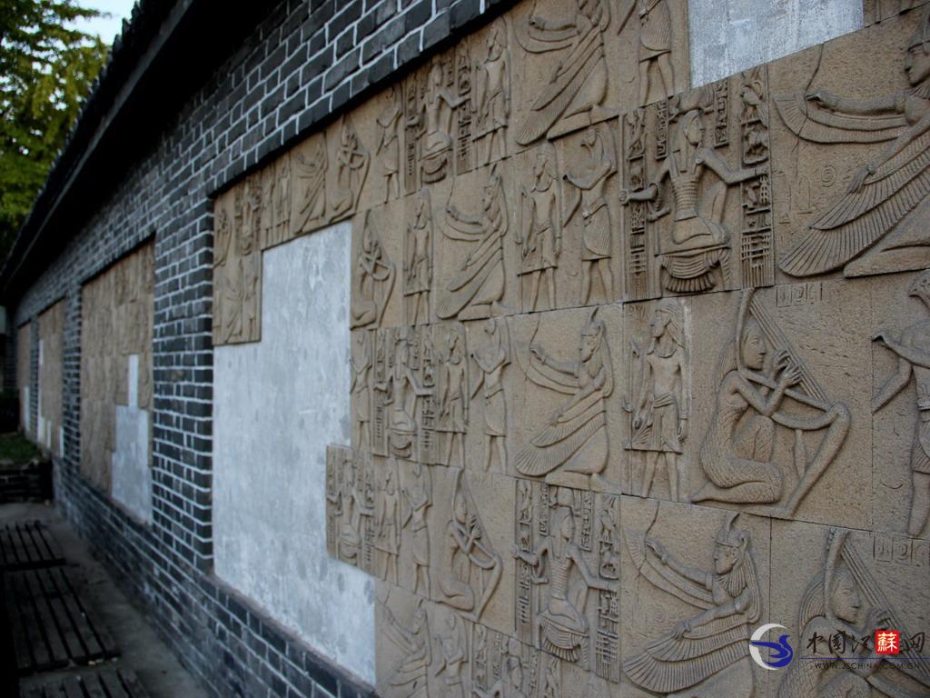 南京中央路一处浮雕破损严重有碍观瞻