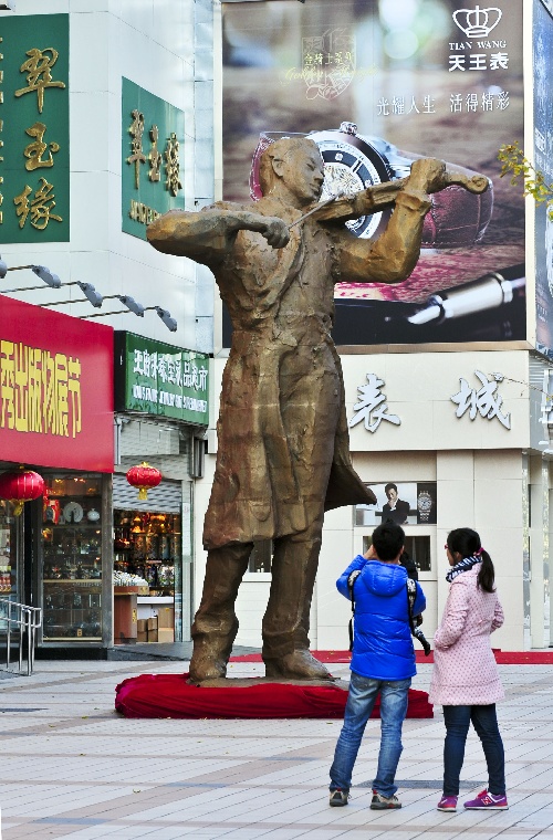 聂耳雕塑亮相北京市王府井商业街