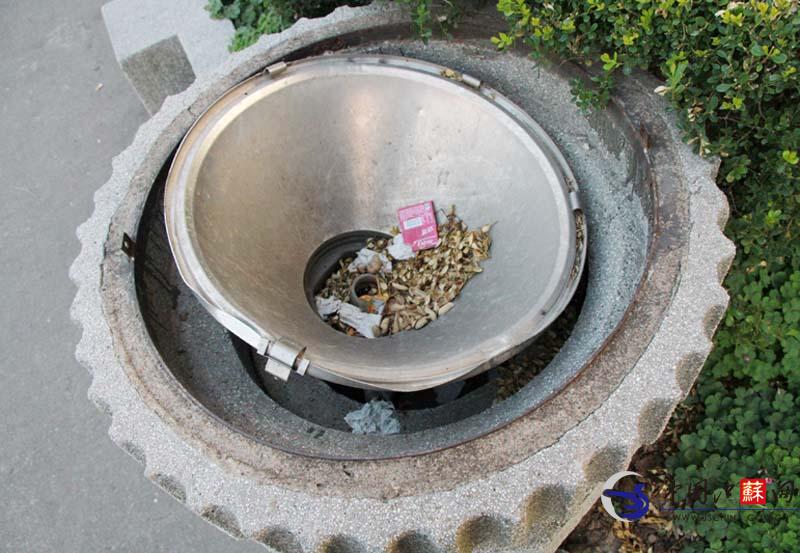 南京大桥公园景观灯破脏不堪 有损形象