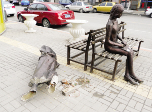 风吹雨打后 天津市红桥区一雕塑人像倒地