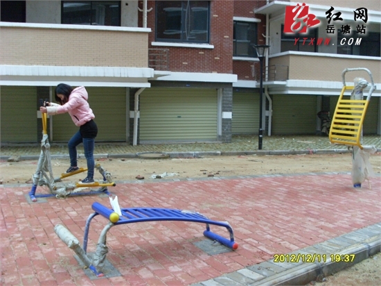 居民正在使用健身器材