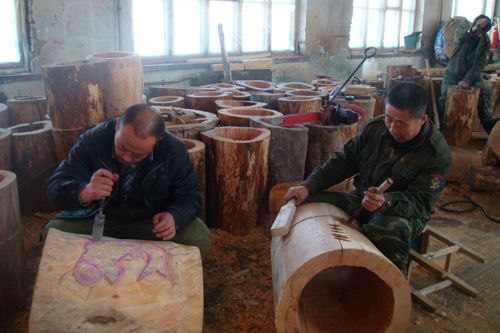 内蒙古满归贮木场利用造材剩余物制作工艺花盆