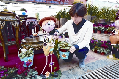 滕州：立体卡通造型花架惹人爱（图）