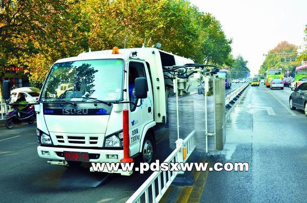 平顶山卫东区隔离护栏清洗车“上岗”