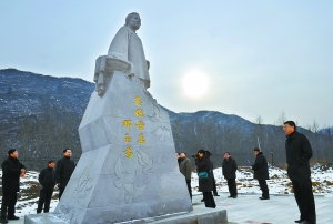 英雄母亲邓玉芬雕塑在北京密云县落成