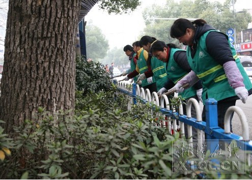 工作人员在南盘岭清洗路边的护栏