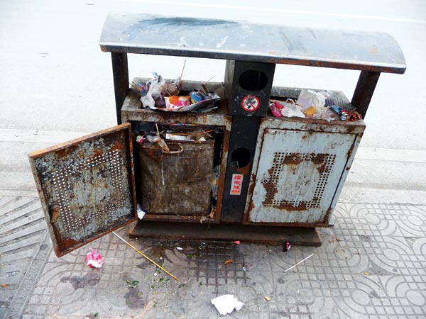 不少市民反映：贵阳城区果皮箱好看不耐用